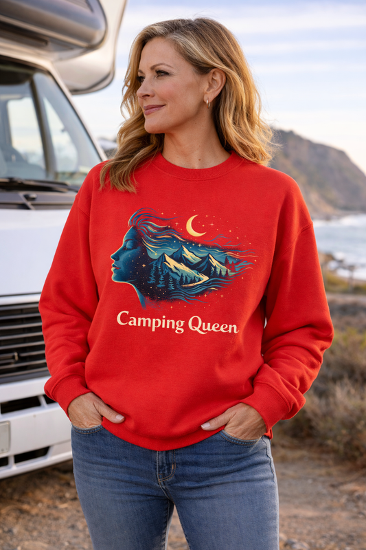 Frau Mitte 50 trägt rotes Camping-Queen Sweatshirt mit ausdrucksstarkem Outdoor-Motiv, steht vor Wohnmobil an der Küste – gemütlicher Camper-Look für Reise & Freizeit.