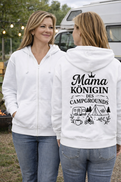 Frau von hinten mit weißem Camping Hoodie vor Wohnmobil – Mama Königin des Campgrounds Rückenprint_ Camping Hoodie für Frauen mit „Mama Königin des Campgrounds“ Motiv – zwei Frauen vor Wohnmobil auf dem Campingplatz, Vorder- und Rückansicht_ 