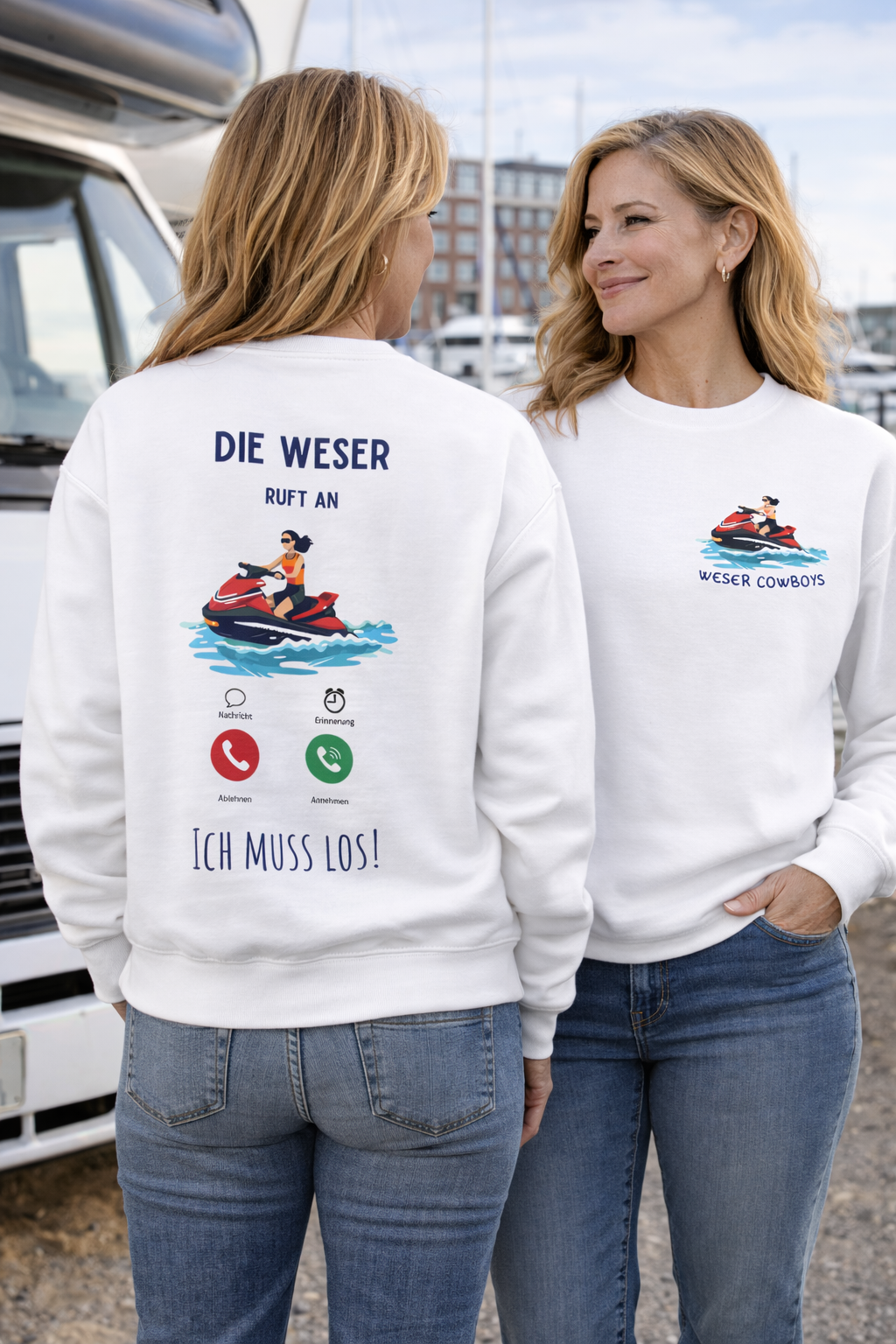 Zwei Frauen genießen Vanlife am Hafen vor dem Wohnmobil – Camper4Love Sweatshirt Mockup für Freiheit, Reisen und Camping-Liebe