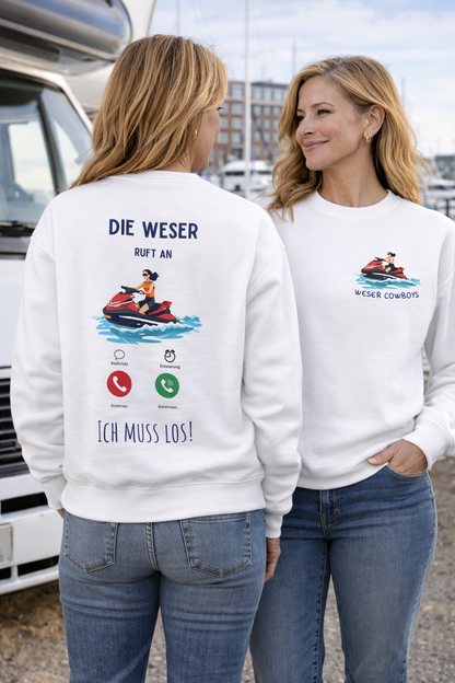 Zwei Frauen genießen Vanlife am Hafen vor dem Wohnmobil – Camper4Love Sweatshirt Mockup für Freiheit, Reisen und Camping-Liebe